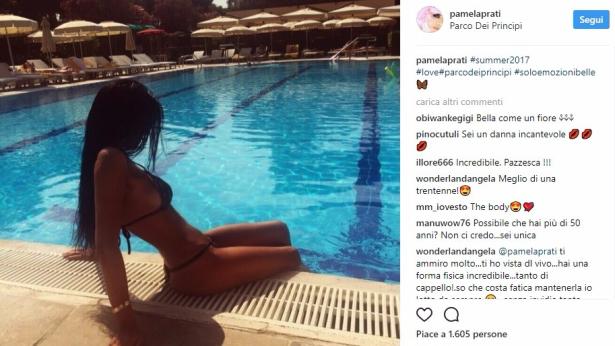L'ex ballerina si gode la piscina in un resort a Parco dei Principi.