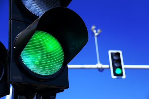 6. Attendere il verde in auto 