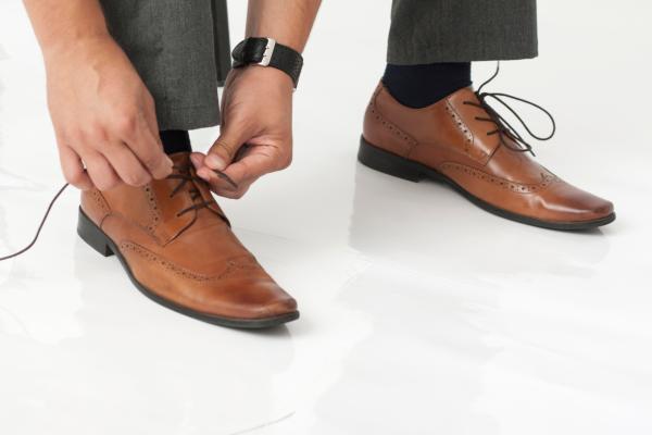 2. Allacciarsi le scarpe 