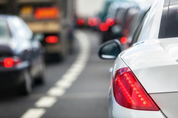 4. Guidare incollati all'auto davanti a noi