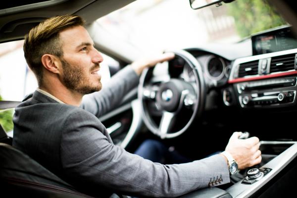 1. Una mano sul volante e una sul cambio