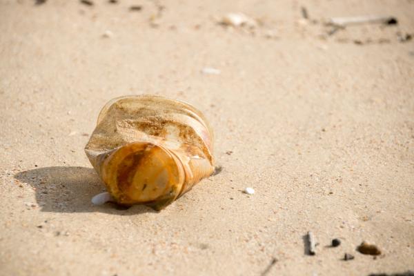 5. Lasciare la spiaggia sporca