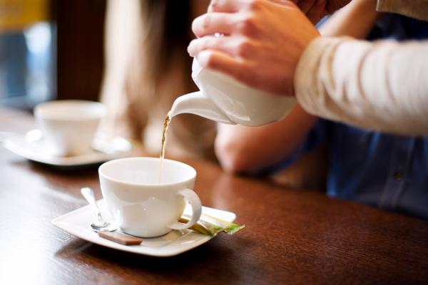 7. Non versare il tè con una sola mano