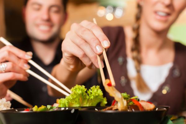 5. Non toccare il cibo con la parte delle bacchette che finisce in bocca