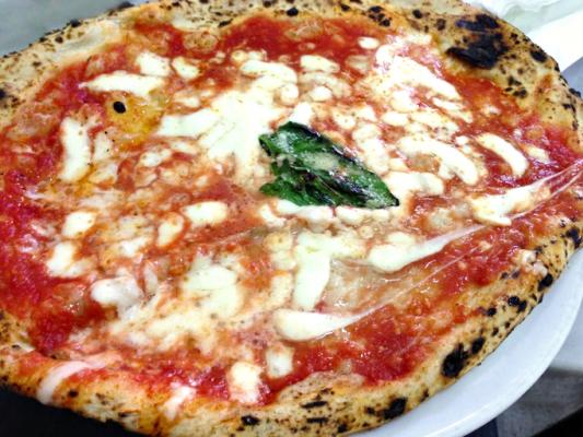2. Pizza napoletana, Italia