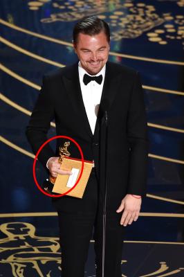 4. Il dito medio di Leonardo Di Caprio dopo la vittoria dell’Oscar 