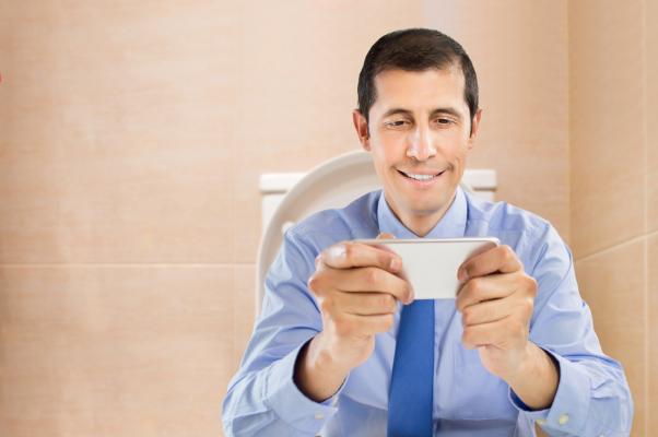2. Portare lo smartphone in bagno