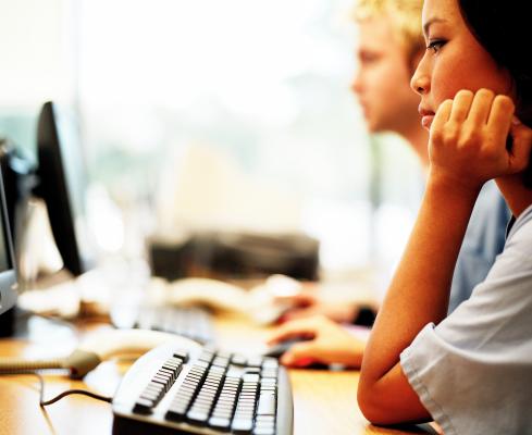 7. Tenere il viso poggiato sul palmo della mano 