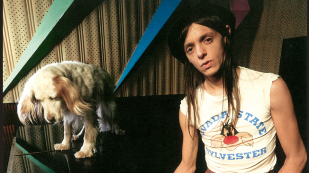 Lucio Corsi pubblica la canzone Notte di Natale. Il video