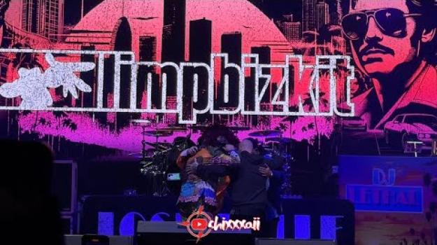 I Limp Bizkit sono tornati in concerti dopo la morte di Sam Rivers: guarda il video col nuovo bassista e il tributo della band