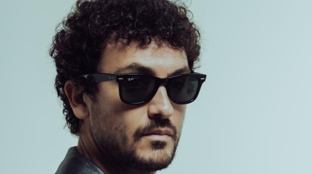 Carl Brave: tra “Occhiaie” e vita di strada 