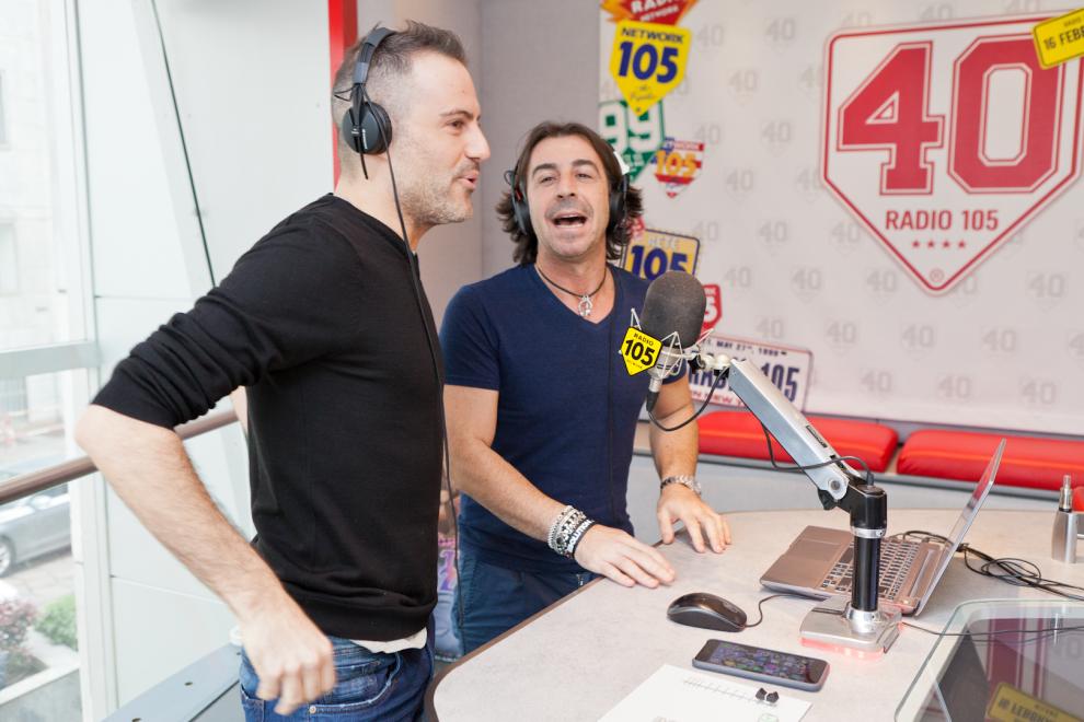 Marco Mazzoli a 105 All'Una guarda le foto Foto 1 di 10 Radio 105