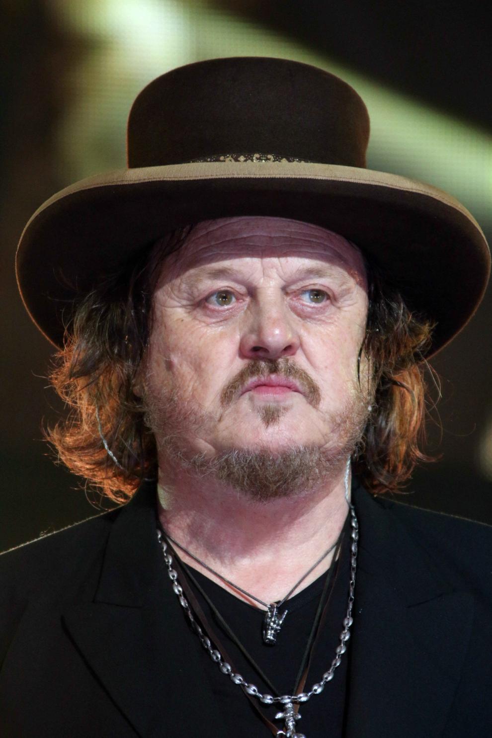 Zucchero Fornaciari guarda le foto Foto