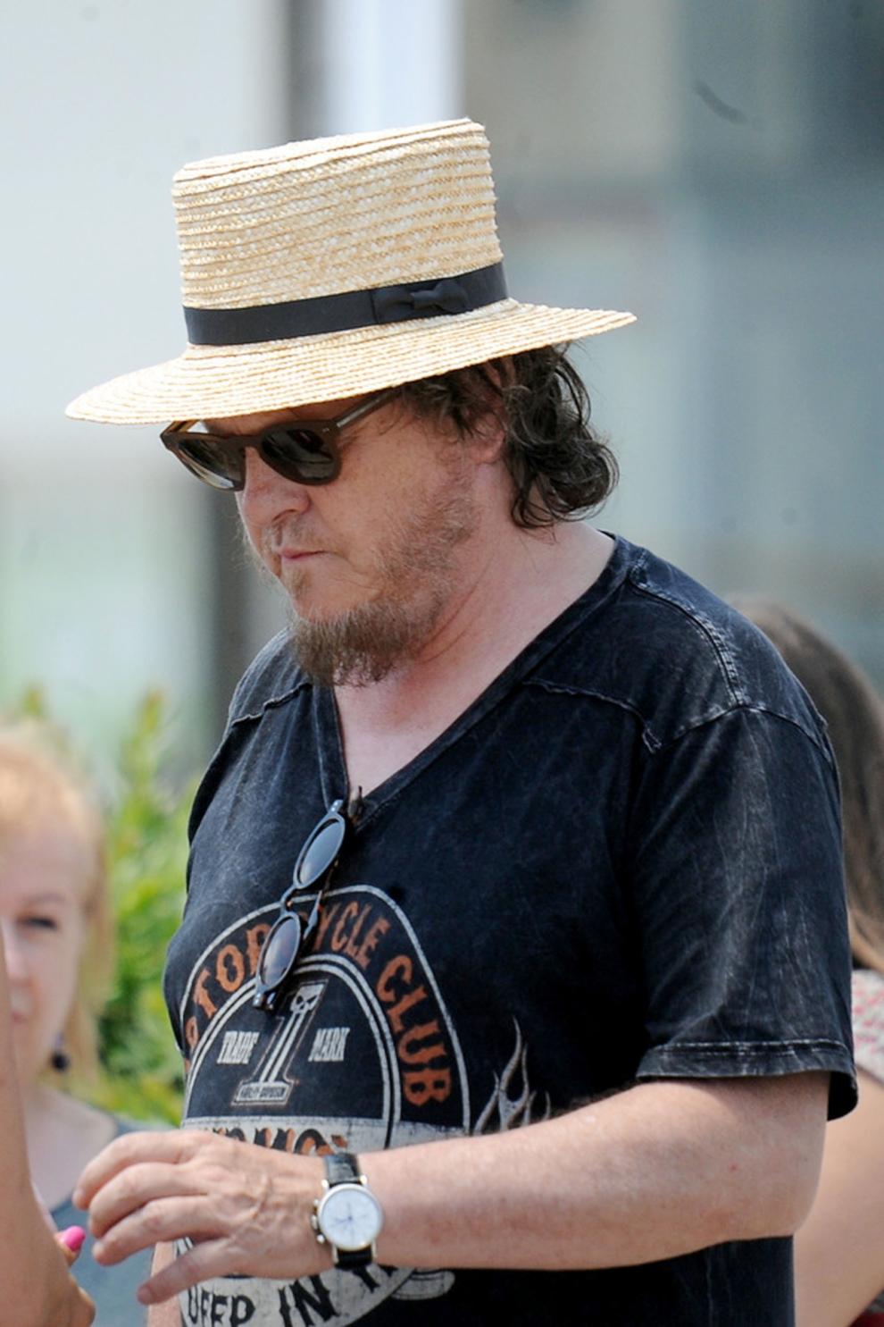 Zucchero Fornaciari guarda le foto Foto 1 di 24 Radio 105