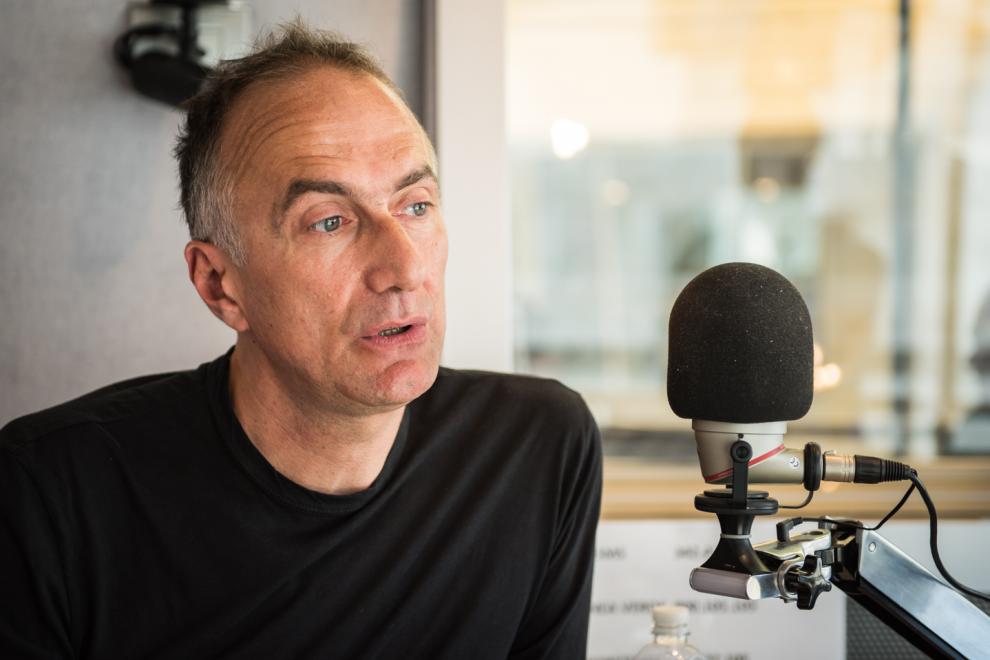 Stefano Sollima a 105 All'Una guarda le foto Foto 1 di 10 Radio 105