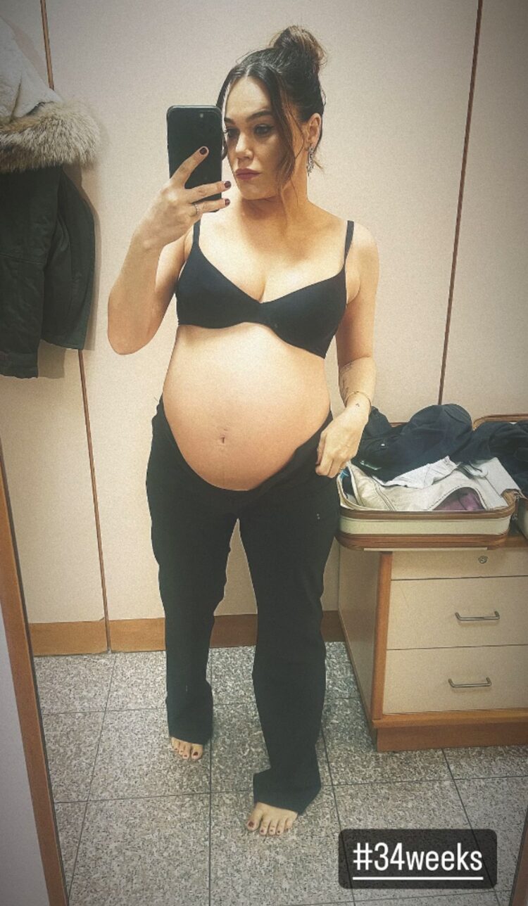 Romina Carrisi mostra il pancione sui social: 34 weeks - Radio 105