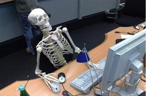 http://105.virtualcms.it/userUpload/skeleton_at_desk_no_1.jpg